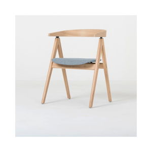 Jídelní židle z masivního dubového dřeva s modrošedým sedákem Gazzda Ava
