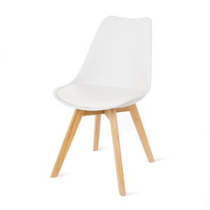 Bílá židle s bukovými nohami loomi.design Retro