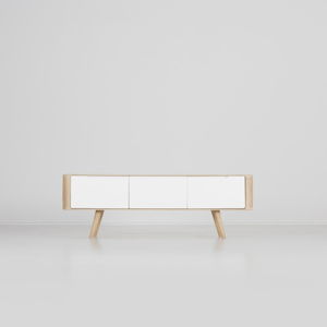 Televizní stolek z dubového dřeva Gazzda Ena, 135 x 42 x 45 cm